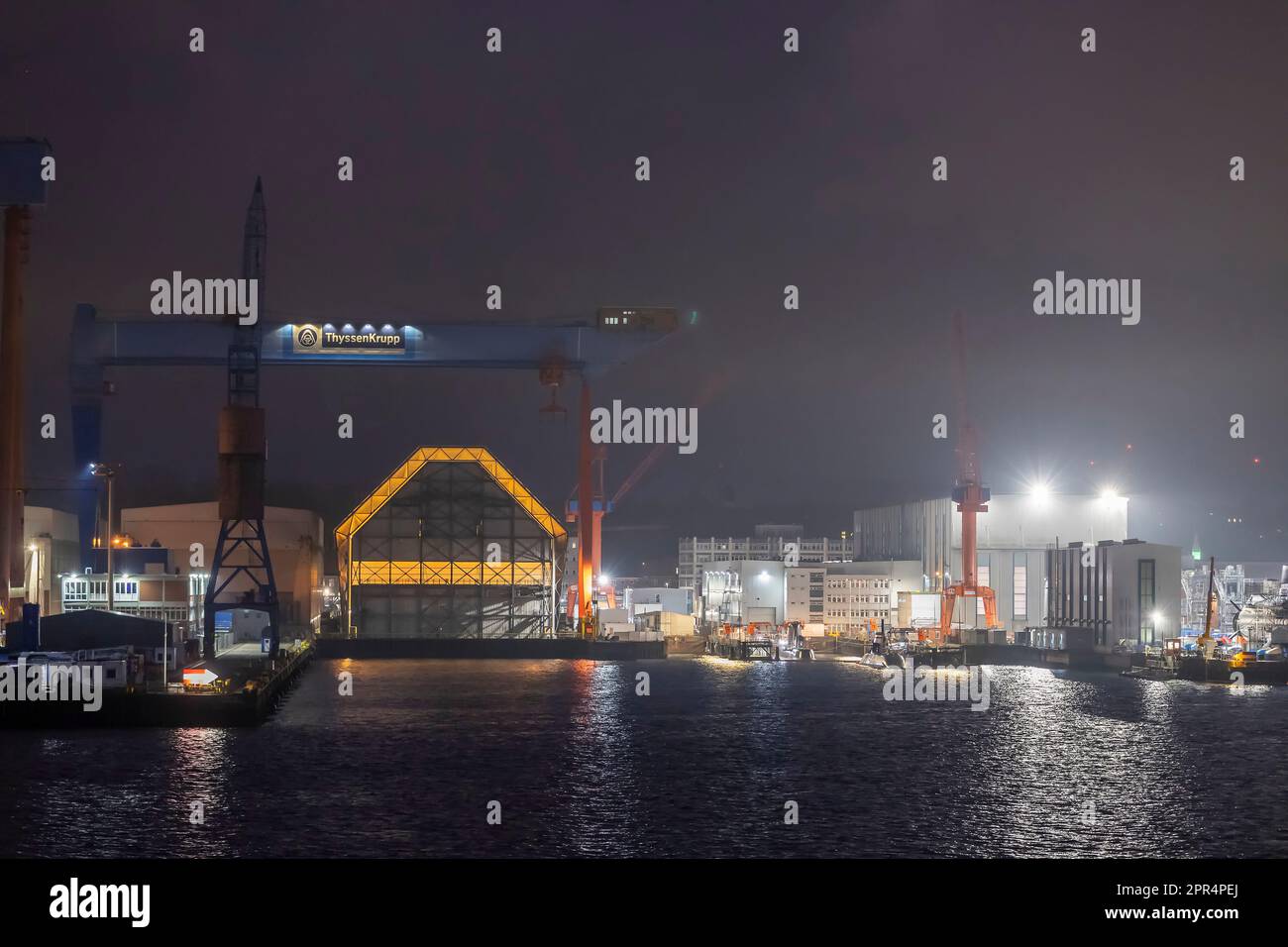 Navel Yard tedesco durante la serata si lite sul canale Kiel, Kiel, Germania settentrionale. Foto Stock