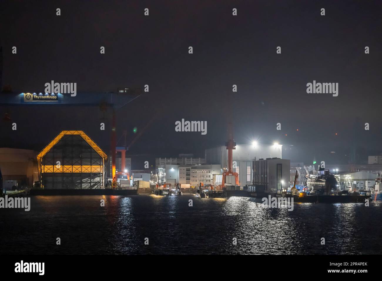 Navel Yard tedesco durante la serata si lite sul canale Kiel, Kiel, Germania settentrionale. Foto Stock