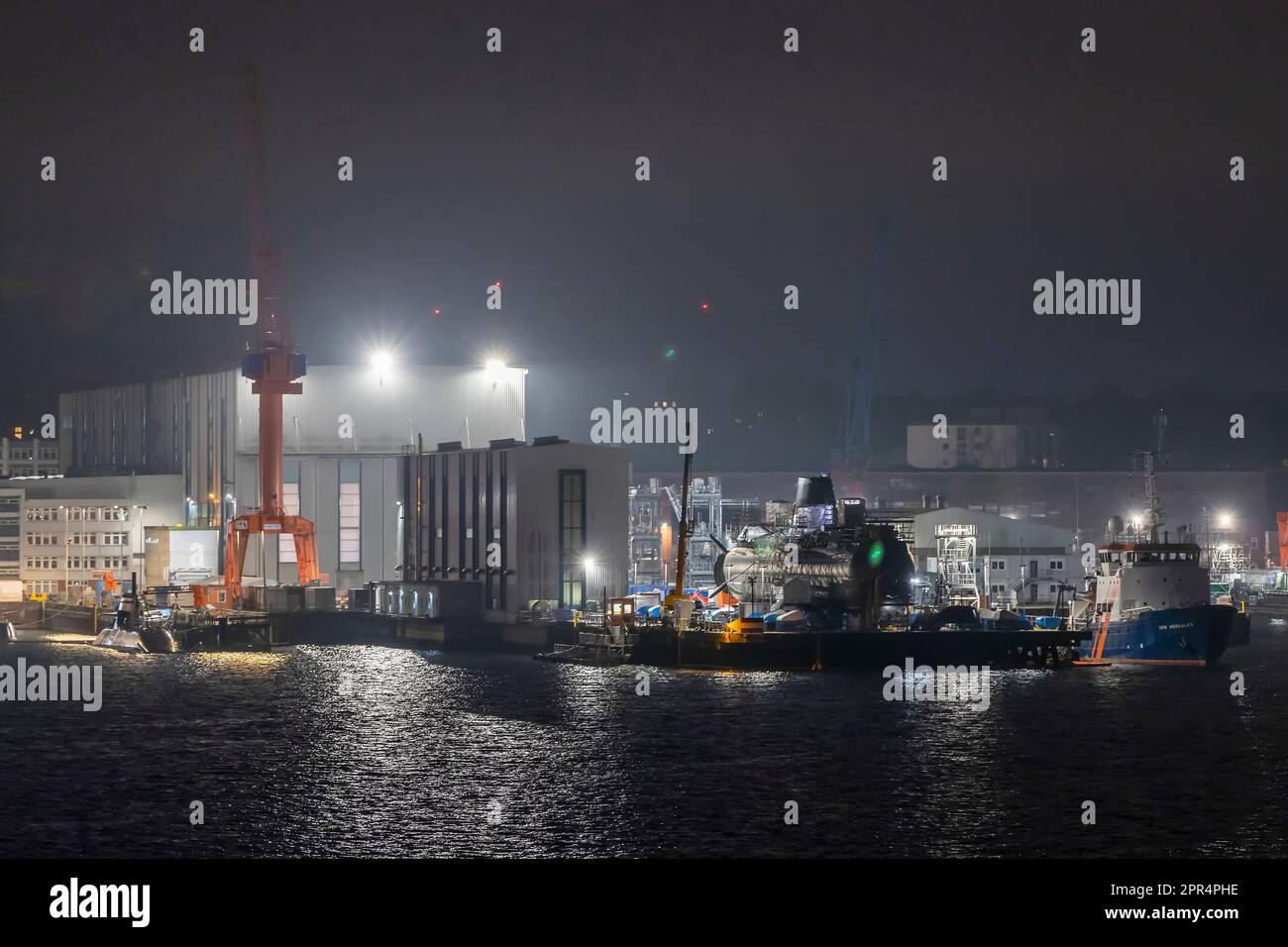 Navel Yard tedesco durante la serata si lite sul canale Kiel, Kiel, Germania settentrionale. Foto Stock