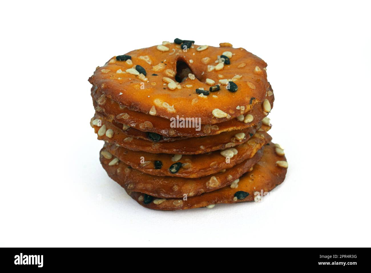 Pretzel rotondi salati con sesamo bianco e nero isolato su sfondo bianco dettagli di alta qualità Foto Stock