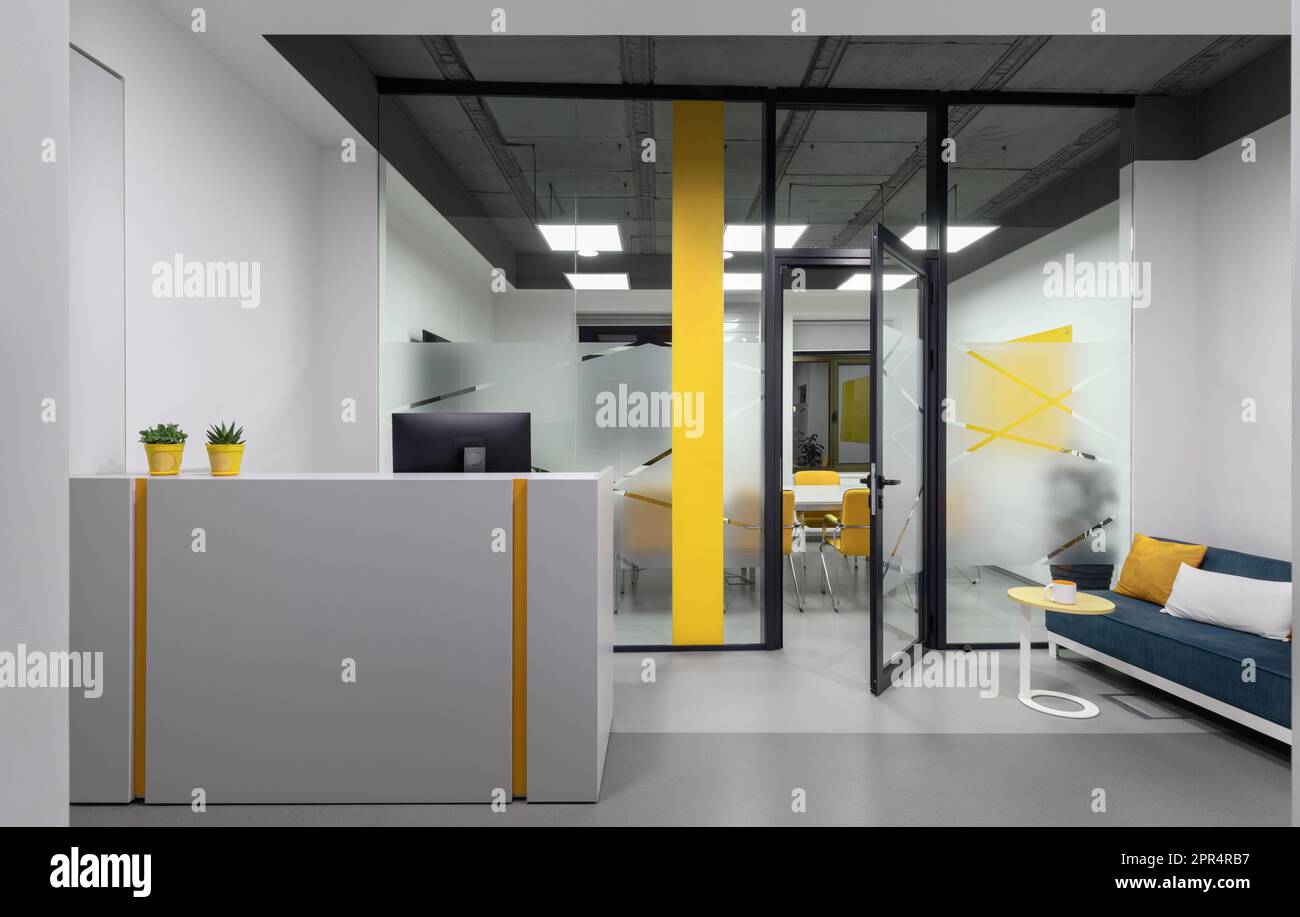 Area di benvenuto del ricevimento all'interno dell'ufficio IT. Desig minimo. Parete di vetro. Foto Stock
