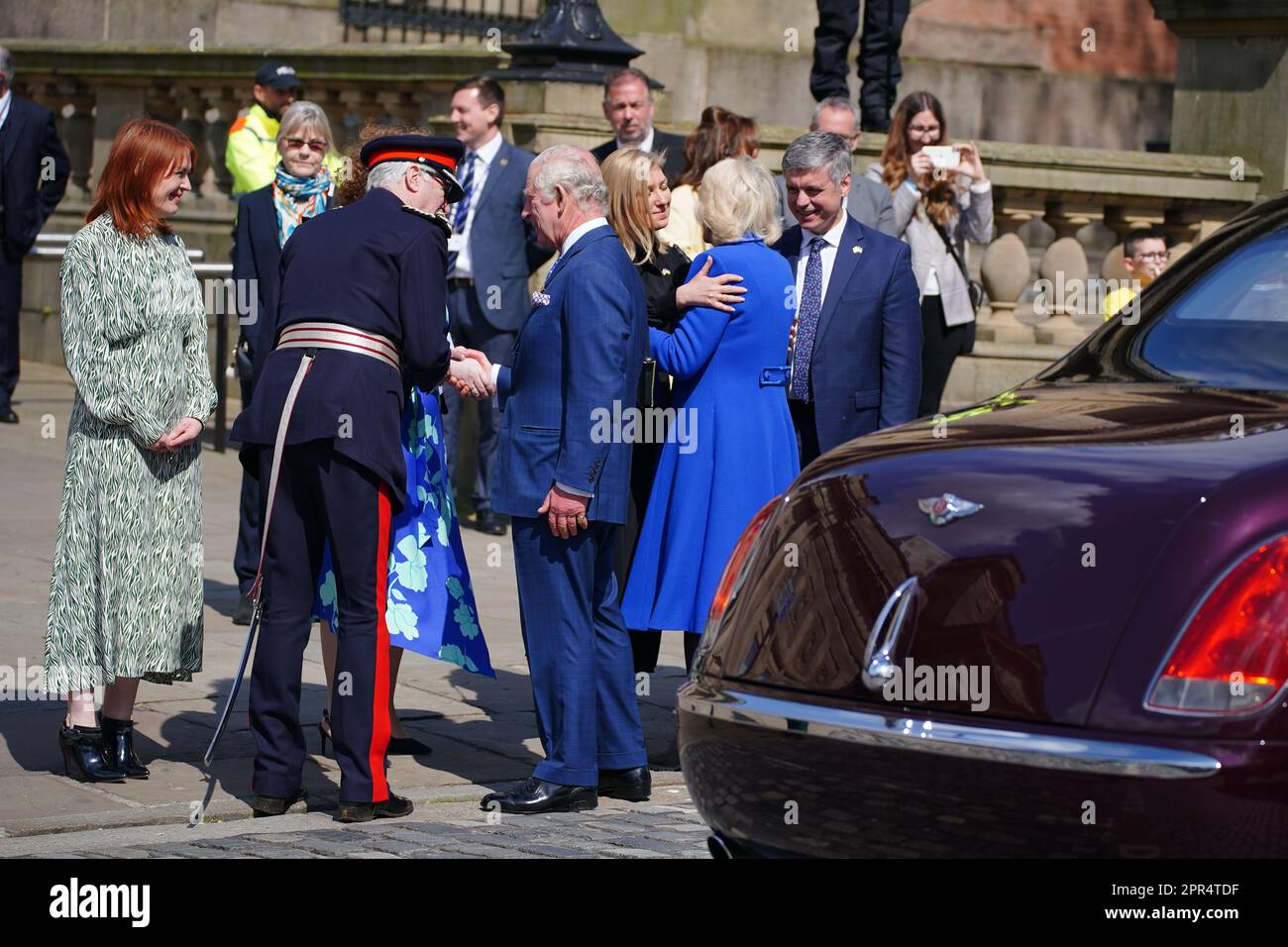 Re Carlo III e la Regina Consort arrivano per una visita alla biblioteca centrale di Liverpool, per segnare ufficialmente il gemellaggio della biblioteca con la prima biblioteca pubblica dell'Ucraina, la biblioteca scientifica regionale di Odesa. La coppia reale incontrerà i partner chiave coinvolti sia in un festival culturale di due settimane che si terrà a fianco del concorso Eurovisione, sia in Eurolearn, un programma educativo ispirato all'Eurovisione per studenti primari e secondari. Data immagine: Mercoledì 26 aprile 2023. Foto Stock