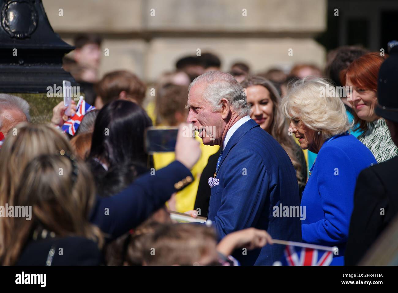 Re Carlo III e la Regina Consort arrivano per una visita alla biblioteca centrale di Liverpool, per segnare ufficialmente il gemellaggio della biblioteca con la prima biblioteca pubblica dell'Ucraina, la biblioteca scientifica regionale di Odesa. La coppia reale incontrerà i partner chiave coinvolti sia in un festival culturale di due settimane che si terrà a fianco del concorso Eurovisione, sia in Eurolearn, un programma educativo ispirato all'Eurovisione per studenti primari e secondari. Data immagine: Mercoledì 26 aprile 2023. Foto Stock