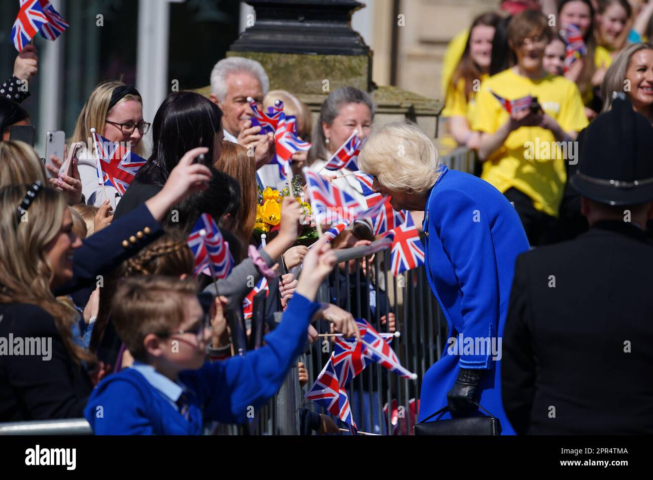 La Queen Consort arriva per una visita alla biblioteca centrale di Liverpool, per segnare ufficialmente il gemellaggio della biblioteca con la prima biblioteca pubblica dell'Ucraina, la biblioteca scientifica regionale di Odesa. La coppia reale incontrerà i partner chiave coinvolti sia in un festival culturale di due settimane che si terrà a fianco del concorso Eurovisione, sia in Eurolearn, un programma educativo ispirato all'Eurovisione per studenti primari e secondari. Data immagine: Mercoledì 26 aprile 2023. Foto Stock