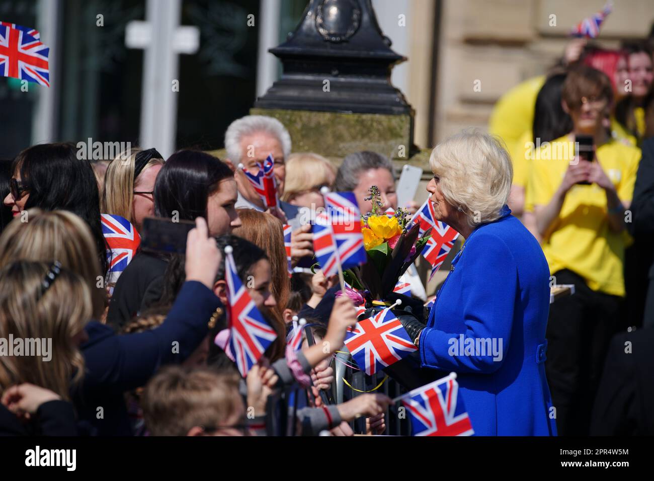 La Queen Consort arriva per una visita alla biblioteca centrale di Liverpool, per segnare ufficialmente il gemellaggio della biblioteca con la prima biblioteca pubblica dell'Ucraina, la biblioteca scientifica regionale di Odesa. La coppia reale incontrerà i partner chiave coinvolti sia in un festival culturale di due settimane che si terrà a fianco del concorso Eurovisione, sia in Eurolearn, un programma educativo ispirato all'Eurovisione per studenti primari e secondari. Data immagine: Mercoledì 26 aprile 2023. Foto Stock