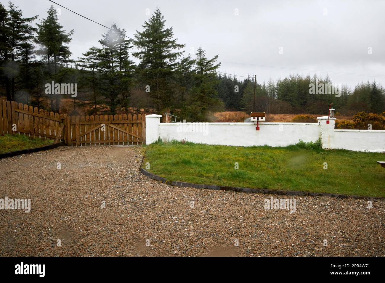 gocce di pioggia sulla finestra che si affaccia da una casa vacanze cottage nella contea donegal repubblica d'irlanda Foto Stock