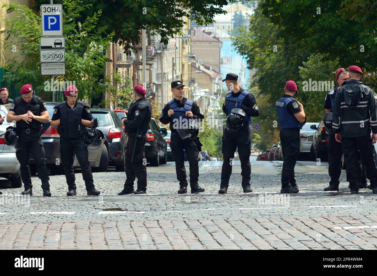 Poliziotti ucraini in piedi annoiati sulla città strada guardia evento di massa. Processione trasversale. Kiev, Ucraina Foto Stock