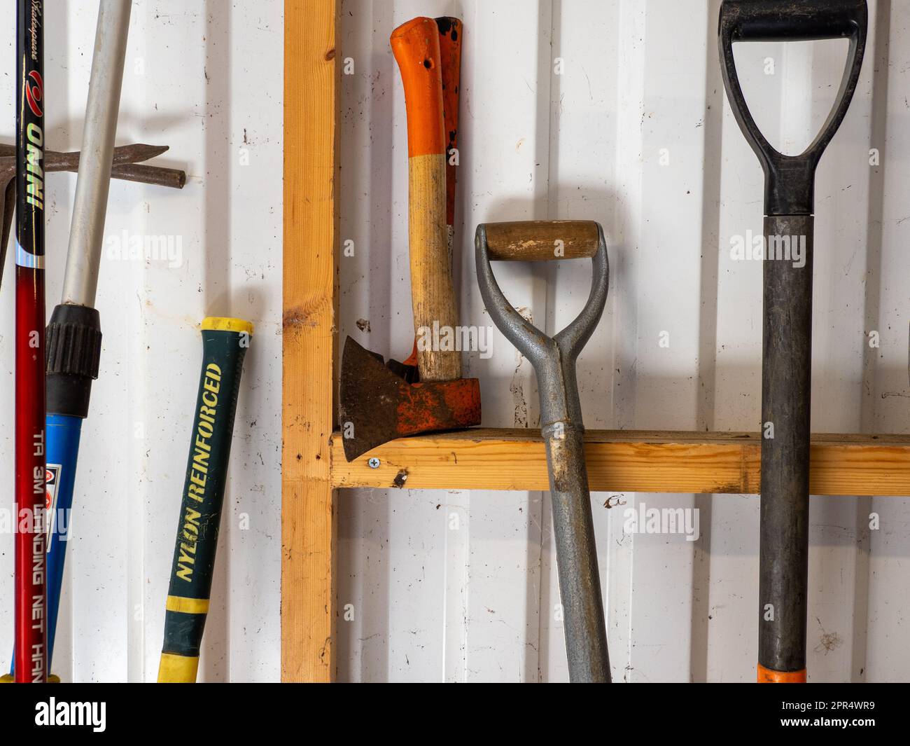 BICESTER, INGHILTERRA - 11 AGOSTO 2021: Il capannone di attrezzi da giardinaggio in una proprietà privata in Oxfordshire. Tusmore è un insediamento a circa 5 ¹ a nord di Bi Foto Stock