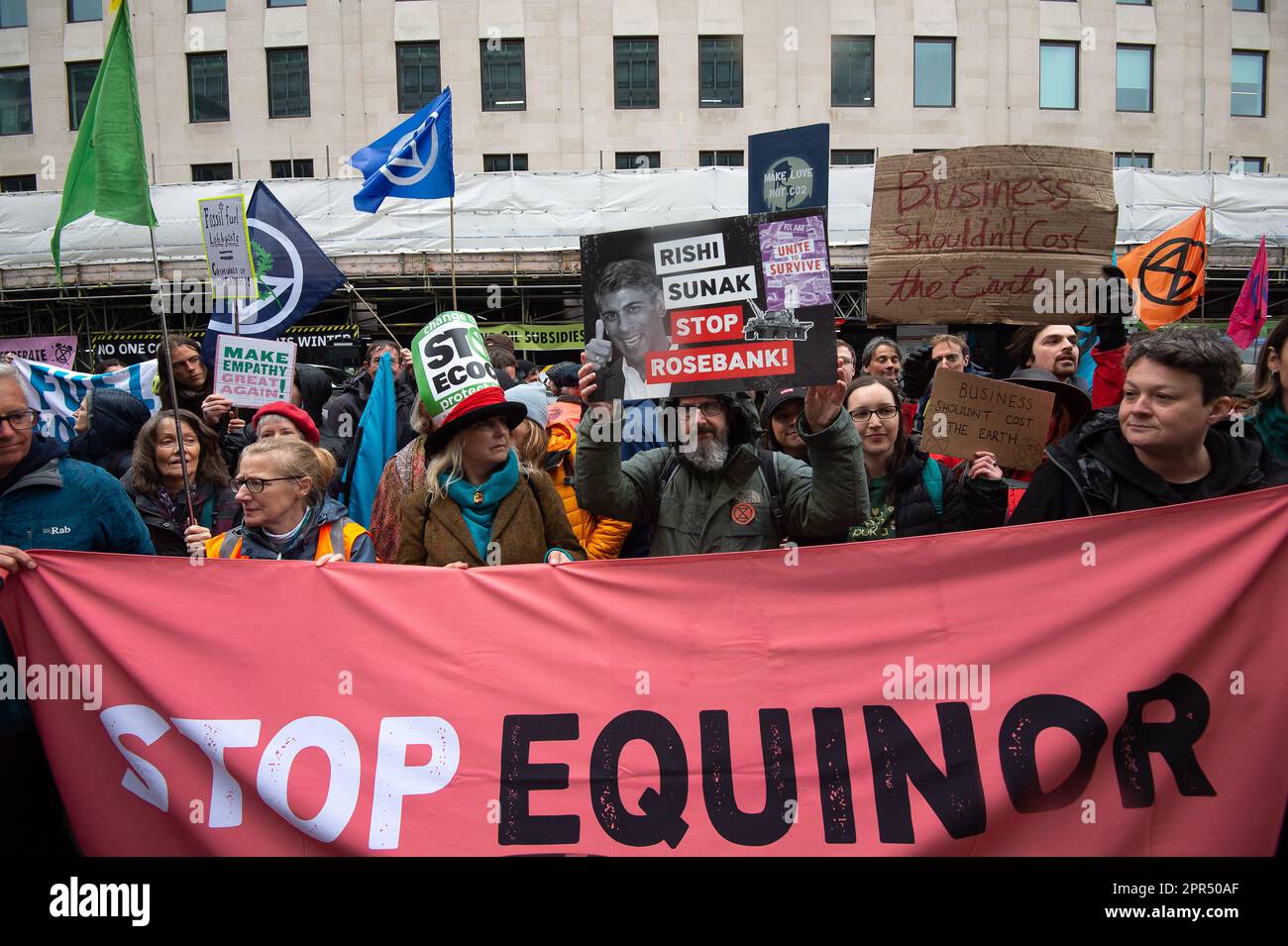 Londra, Regno Unito. 21st aprile 2023. Extinction ribellion manifestanti e scienziati che protestano al di fuori del Dipartimento per l'energia, la sicurezza e il Net Zero. Essi chiedono al governo di non autorizzare il giacimento di petrolio e gas di Rosebank ad ovest dello Shetland, gestito da Equinor, Suncor Energy e Siccar Point Energy. Rosebank, che inizierà a produrre nel 2027, produrrebbe un inquinamento pari a quello di 700 milioni di persone in un anno. Chris Skidmore MP ha affermato che l’approvazione di Rosebank minerebbe gli sforzi del Regno Unito per affrontare i target zero netti entro il 2050. Credito: Maureen McLean/Alamy Foto Stock