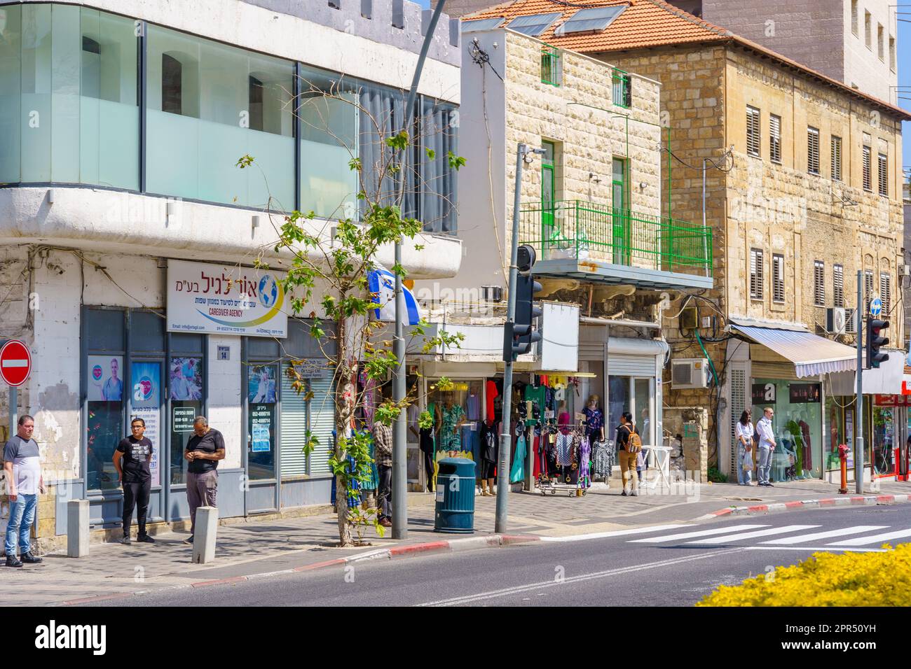 Haifa, Israele - 25 aprile 2023: Scena di strada con la gente e il traffico in piedi per il suono della sirena, il giorno nazionale annuale Memorial Day (guerra a Foto Stock