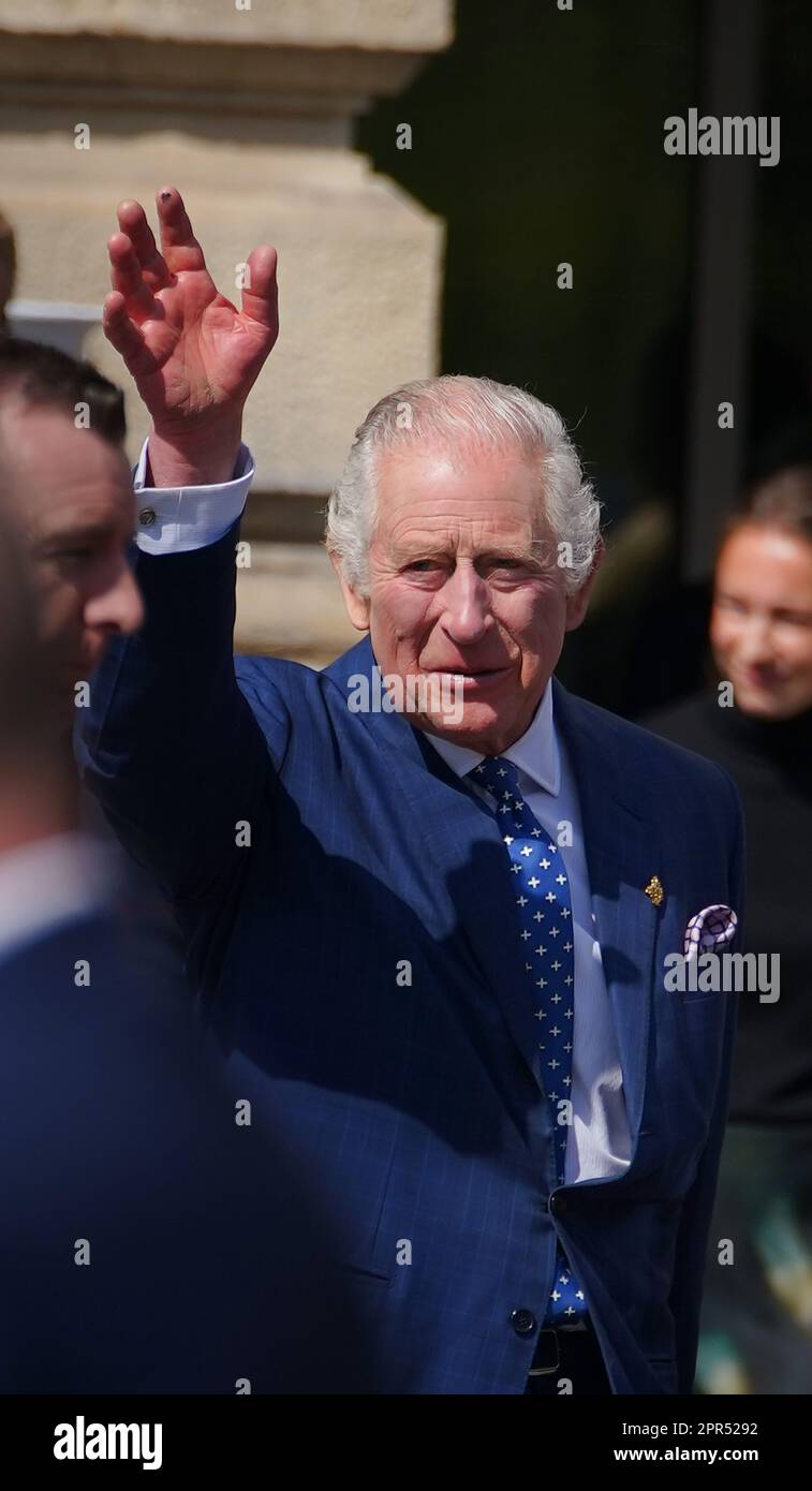 Re Carlo III parte dopo una visita alla biblioteca centrale di Liverpool, per segnare ufficialmente il gemellaggio della biblioteca con la prima biblioteca pubblica dell'Ucraina, la biblioteca scientifica regionale di Odesa. La coppia reale incontrerà i partner chiave coinvolti sia in un festival culturale di due settimane che si terrà a fianco del concorso Eurovisione, sia in Eurolearn, un programma educativo ispirato all'Eurovisione per studenti primari e secondari. Data immagine: Mercoledì 26 aprile 2023. Foto Stock