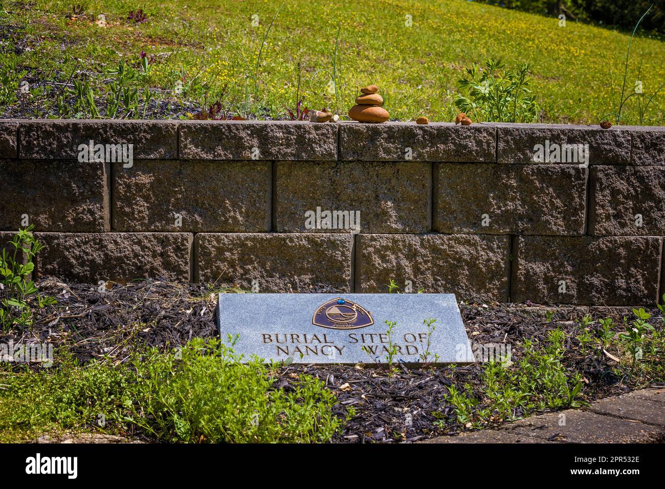 Benton, Tennessee, USA - 18 aprile 2023: Nanyehi amata Donna e leader politico del Cherokee anche noto come Nancy Ward dagli inglesi, tomba. Foto Stock