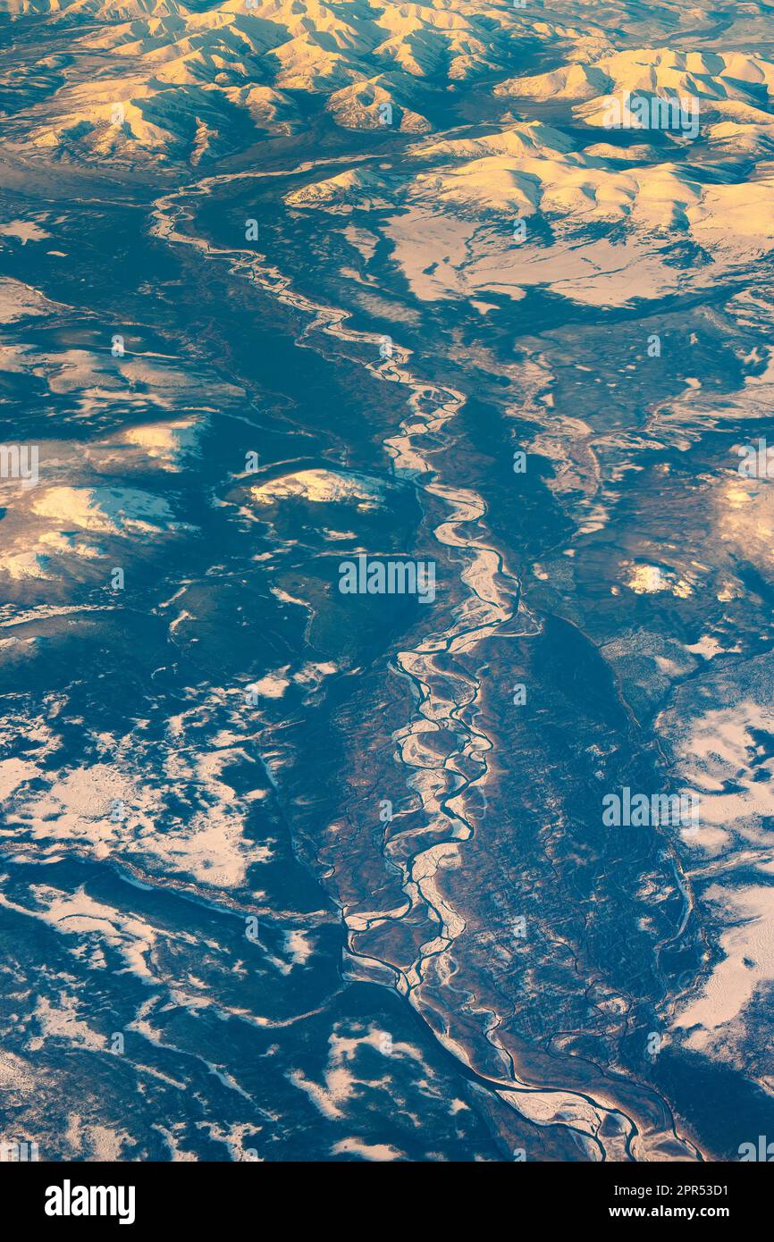 Veduta aerea delle montagne ghiacciate e dei fiumi del Polo Nord Foto Stock