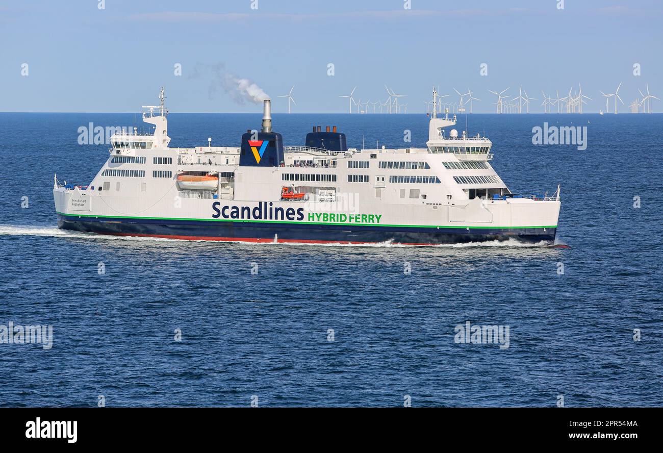 Traghetto ibrido Prins Richard, Rødsand Offshore Wind Farm turbine, Scandlines passeggeri Ro-Ro nave da carico, gas serra ridotto GHG emissioni traghetti Foto Stock