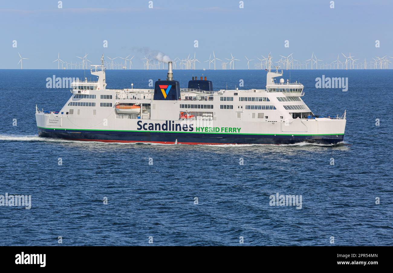 Traghetto ibrido Prins Richard, Rødsand Offshore Wind Farm turbine, Scandlines passeggeri Ro-Ro nave da carico, gas serra ridotto GHG emissioni traghetti Foto Stock