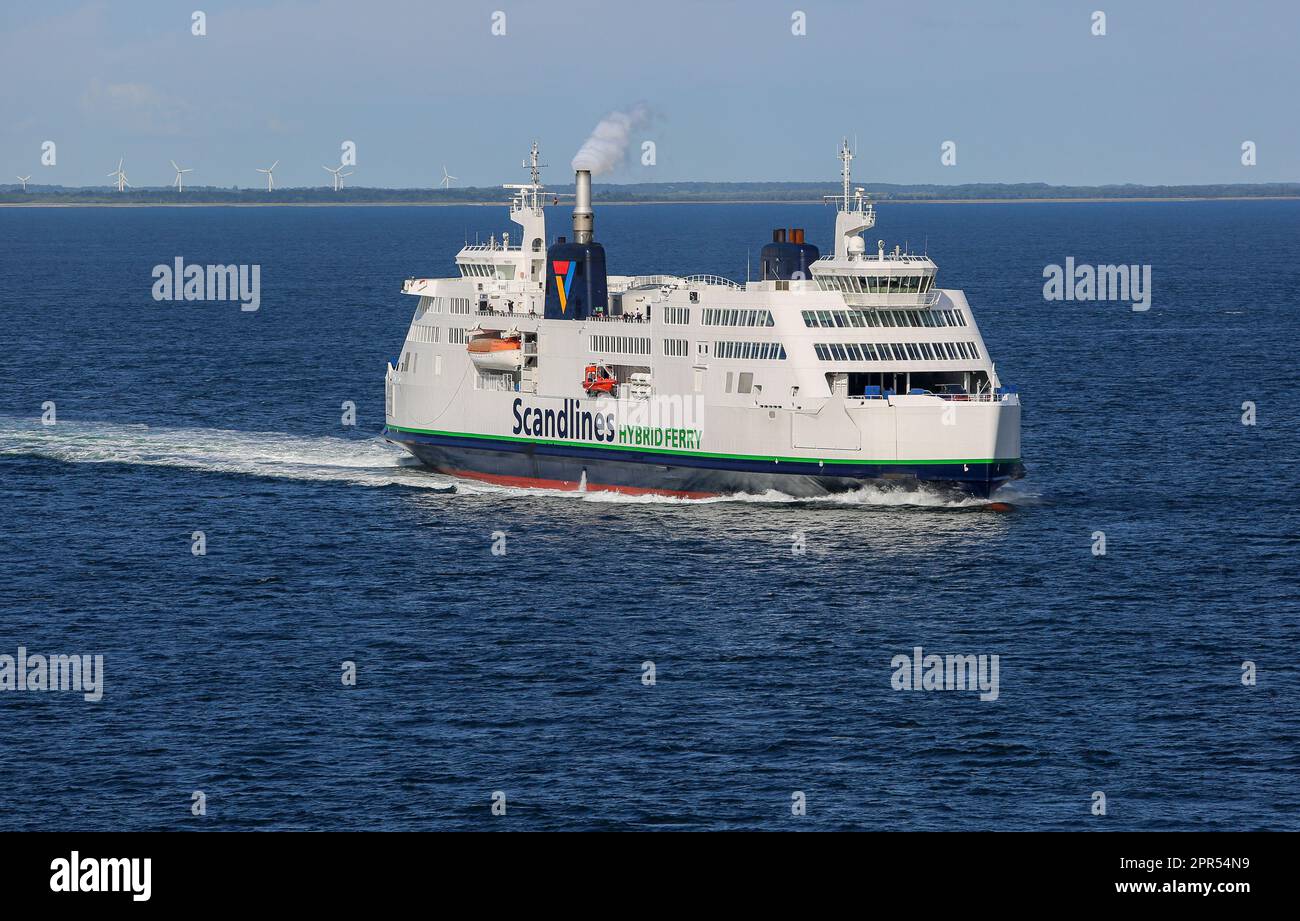 Traghetto ibrido Prins Richard, turbine eoliche onshore di Rødby, nave da carico passeggeri Scandlines Ro-Ro, gas serra ridotto GHG emissioni traghetti, mare Foto Stock