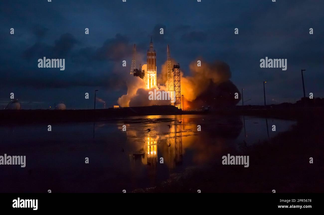 Il razzo United Launch Alliance Delta IV Heavy con la navicella spaziale Orion della NASA montata in cima, si solleva dal complesso spaziale di lancio 37 della Cape Canaveral Air Force Station alle 7:05 EST, venerdì 5 dicembre 2014, in Florida. La navicella spaziale Orion orbitò due volte sulla Terra, raggiungendo un'altitudine di circa 3,600 miglia sopra la Terra prima di atterrare nell'Oceano Pacifico. Nessuno è stato a bordo di Orion per questo test di volo, ma la navicella spaziale è stata progettata per permetterci di viaggiare verso destinazioni mai visitate prima dagli esseri umani, tra cui un asteroide e Marte. Credito foto: (NASA/Bill Ingalls) Foto Stock