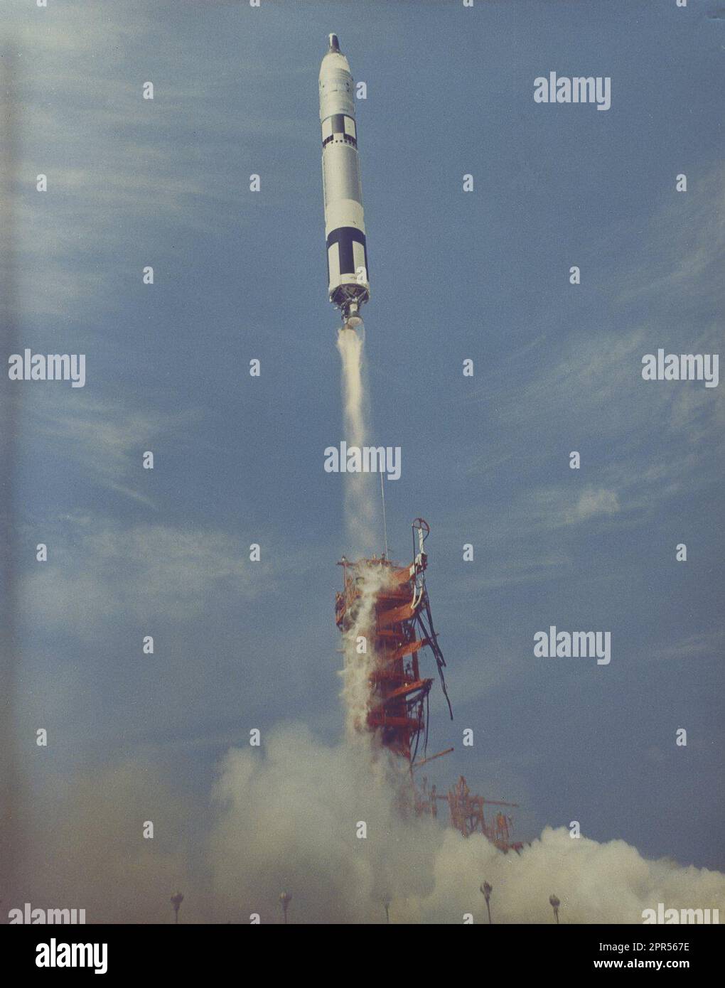 Un booster Titan ha lanciato la navicella Gemini 8 il 16 marzo 1966, dal complesso di lancio 19 Cape Kennedy, Florida. L'equipaggio di volo per la missione di 3 giorni prevista, gli astronauti Neil A. Armstrong e David R. Scott, hanno raggiunto il primo appuntamento e l'attracco ad Atlas/Agena in orbita terrestre. Ma la missione fu terminata presto a causa di un thruster malfunzionante sulla navicella spaziale Gemini. Foto Stock