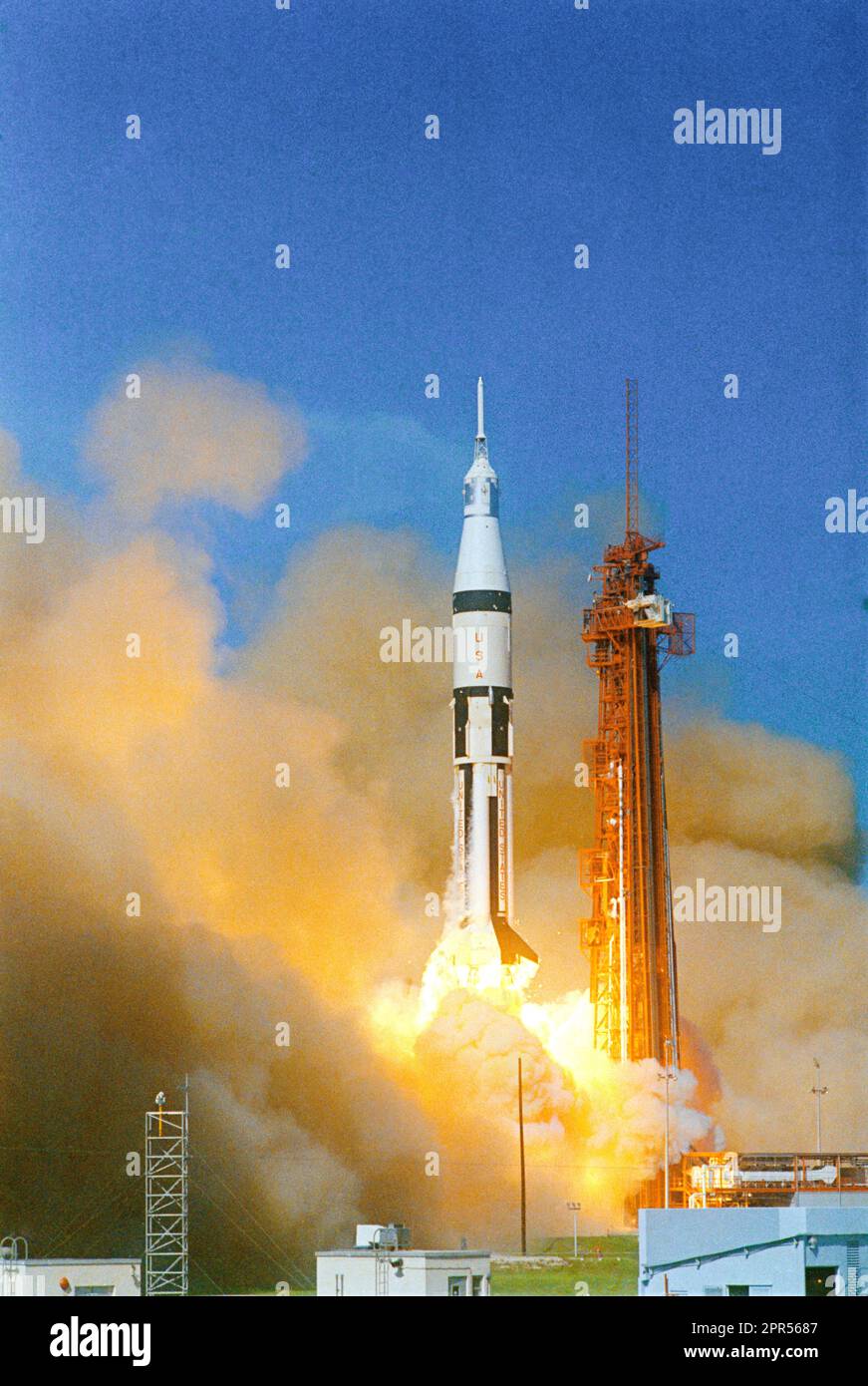 L'Apollo 7 parte dal complesso di lancio di Cape Kennedy 34 alle 11:03:00, ora legale orientale. Gli astronauti a bordo, per la prima missione Apollo, furono Walter M. Schirra Jr., Comandante; Donn F. Eisele, pilota del modulo di comando; e Walter Cunningham, Pilota modulo lunare. Foto Stock