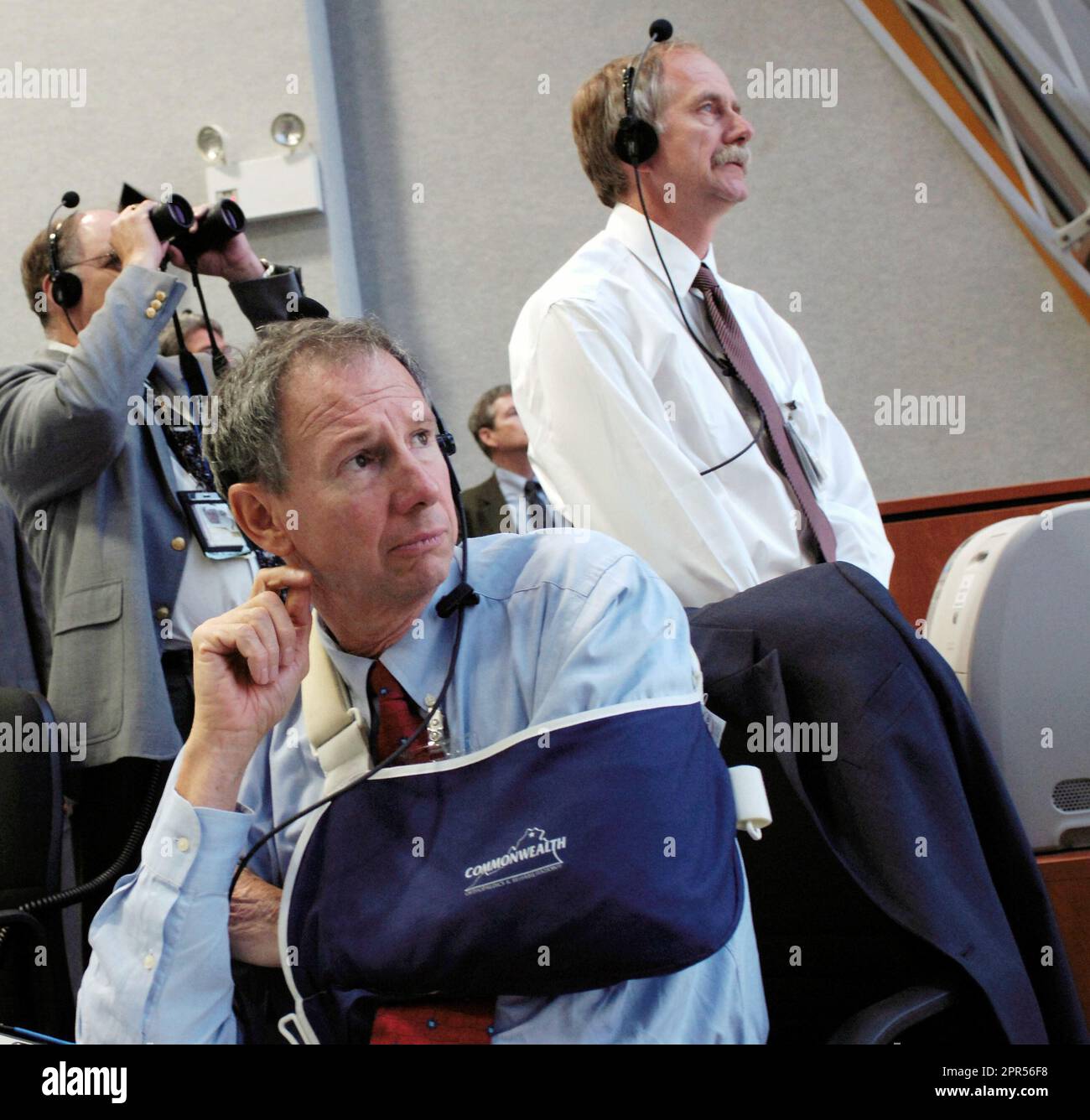 Michael Griffin (primo piano), amministratore della NASA, guarda il lancio dello Space Shuttle Endeavour, per avviare la STS-118, dal Launch Control Center il 8 agosto 2007 al Kennedy Space Center di Cape Canaveral, Fla. L'inversore è stato sollevato dal pattino di lancio 39A alle 6:36 (EDT). Dietro e a destra dell'Amministratore Griffin c'è William Gerstenmaier, Amministratore associato della NASA per le operazioni spaziali. Foto Stock