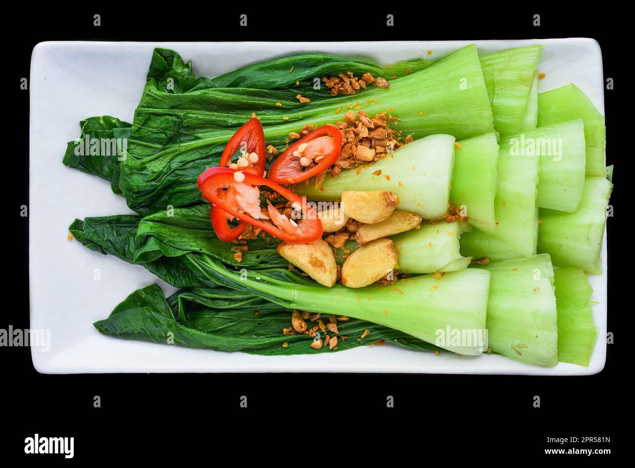 Vietnamita mescolare il cavolo fritto con aglio isolato su sfondo nero per un menu Foto Stock