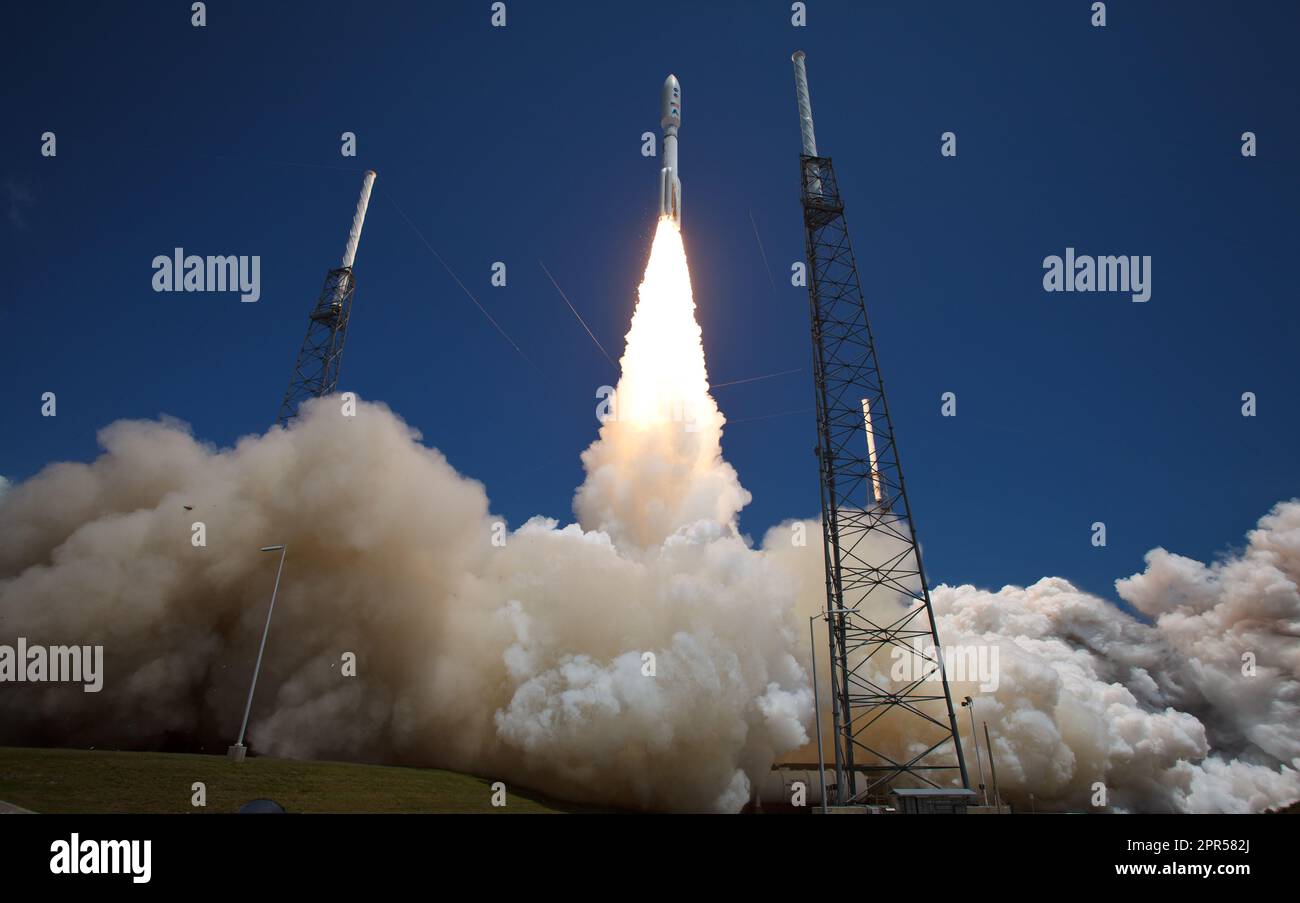 Un Atlas V rocket lancia con il veicolo spaziale di Juno payload da Space Launch Complex 41 alla Cape Canaveral Air Force Station in Florida il Venerdì, 5 agosto 2011. Il veicolo spaziale di Juno effettuerà un periodo di cinque anni, 400 milioni di miglia di viaggio a Giove, orbita del pianeta, studiare la sua origine ed evoluzione con otto strumenti per sondare la sua struttura interna e il campo gravitazionale, misurare acqua e ammoniaca nella sua atmosfera, mappa il suo campo magnetico potente e osservare la sua intensa auroras. Photo credit: (NASA/Bill Ingalls) Foto Stock