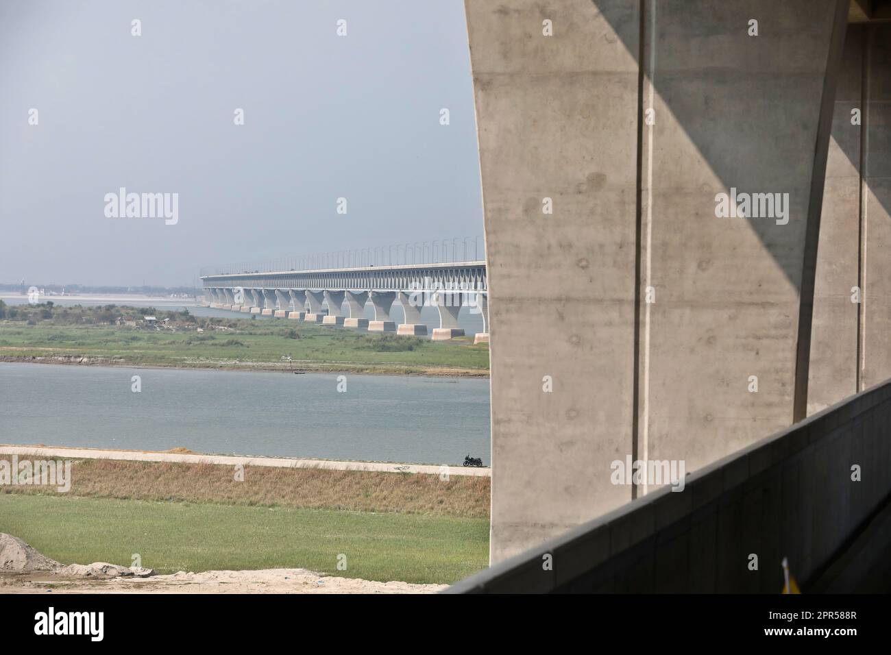 Shariatpur, Bangladesh - 04 aprile 2023: Veicoli che si aggirano sul ponte Padma, Shariatpur, Bagladesh. Foto Stock