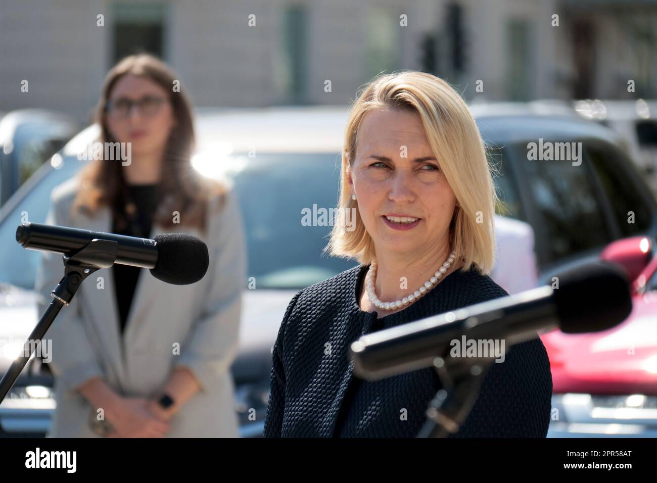 Non esclusiva: KIEV, UCRAINA - 25 APRILE 2023 - Ambasciatore straordinario e plenipotenziario degli Stati Uniti d'America in Ucraina Bridget A. BRI Foto Stock