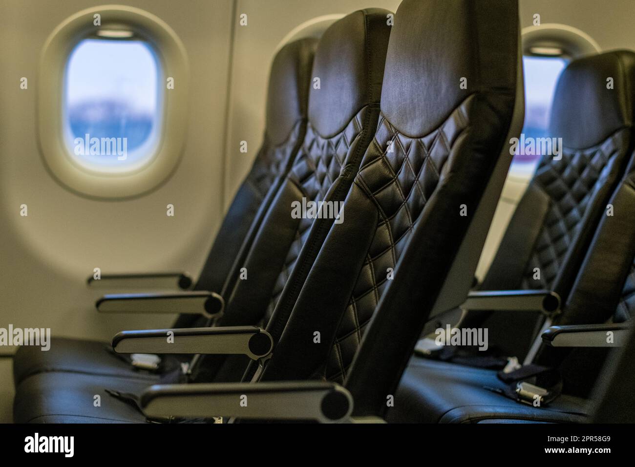 Sedili interni di un aereo con finestra Foto Stock