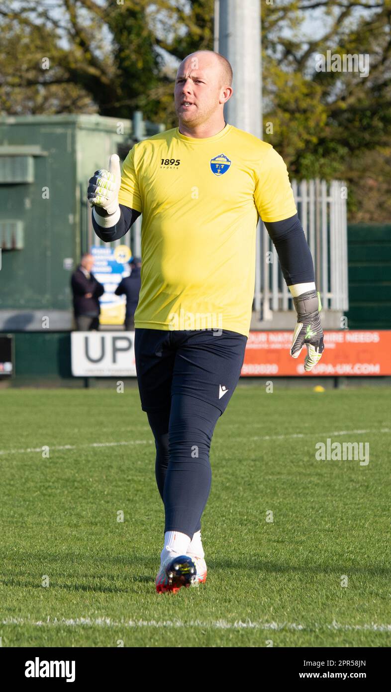 Cantilever Park, Warrington Cheshire Inghilterra. 25th aprile 2023. Tony Thompson, portiere di Warrington, si scalda davanti alla partita, durante il Warrington Town Football Club V Matlock Town Football Cub al Cantilever Park, nel torneo di calcio della Northern Premier League Play Off. (Credit Image: ©Cody Froggatt/Alamy Live News) Foto Stock