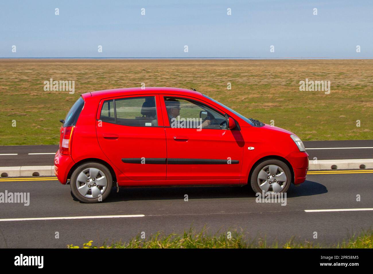 Vista laterale di 2007 KIA Picanto Gs Red Car Hatchback benzina 999 cc; viaggiando sul lungomare Marine Drive, Southport, Regno Unito Foto Stock