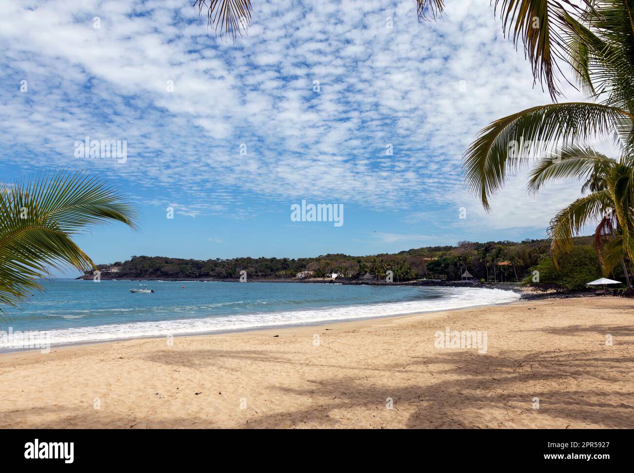 Bella baia appartata lungo la costa del Pacifico in Messico. Foto Stock