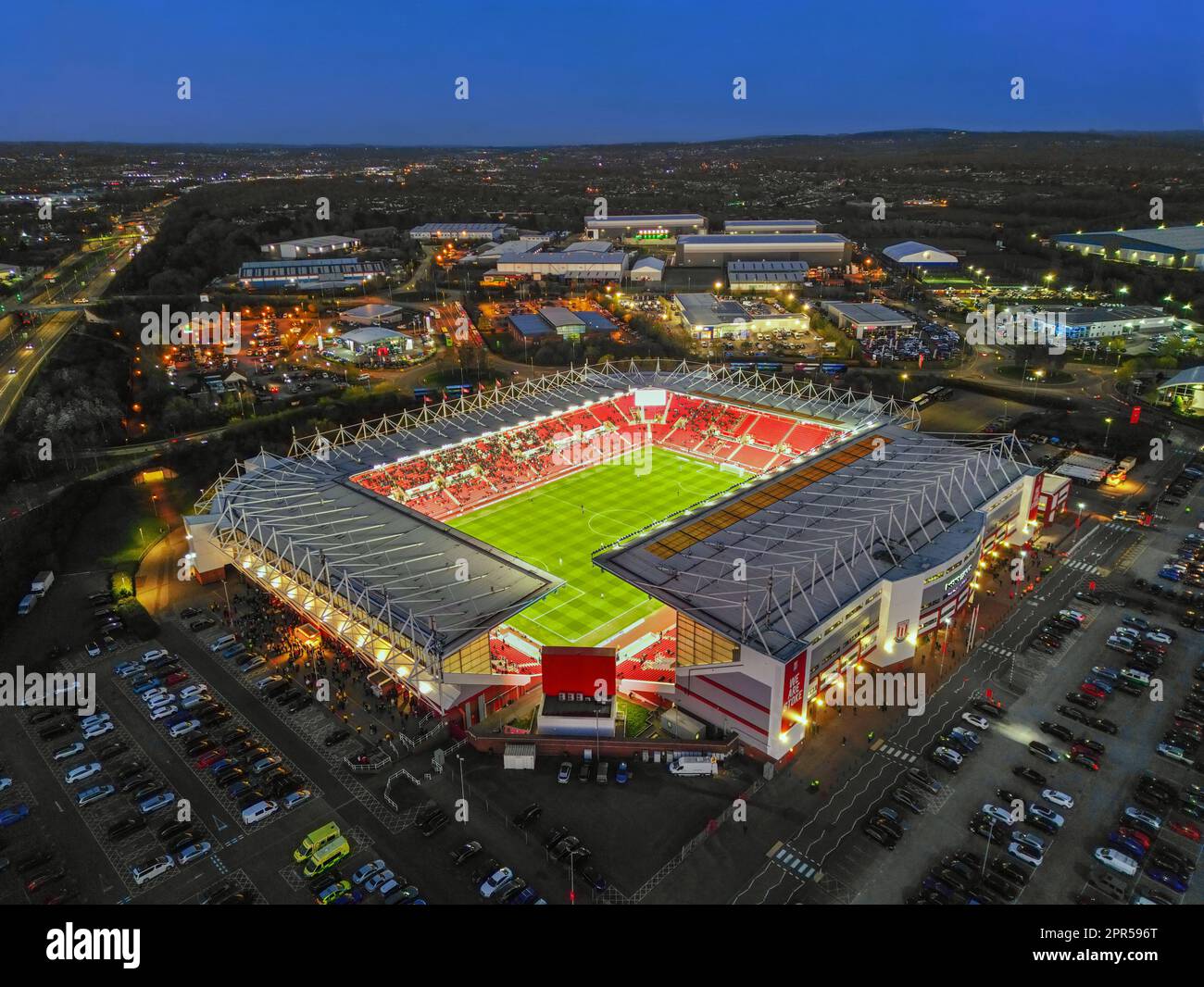 Stoke City Football Club, Bet 365 Stadium, immagine aerea scattata al tramonto durante metà tempo con gli sprinkler a flusso totale. 18th aprile 2023 Foto Stock