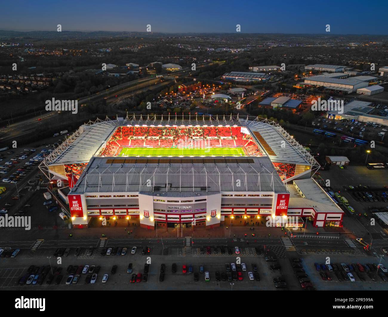 Stoke City Football Club, Bet 365 Stadium, immagine aerea scattata al tramonto durante metà tempo con gli sprinkler a flusso totale. 18th aprile 2023 Foto Stock