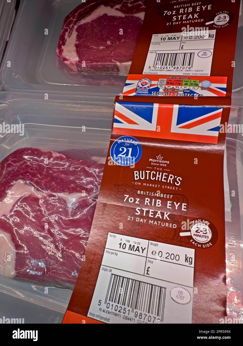 Carne rossa di manzo - 7oz costolette occhio bistecca al supermercato Morrisons, rivenditore di cibo britannico in concorrenza con discounters, Inghilterra, Regno Unito Foto Stock
