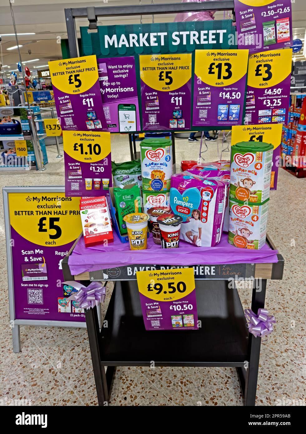 Occasioni Market Street al supermercato Morrisons, rivenditore di cibo britannico in competizione con discounters, Inghilterra, Regno Unito Foto Stock