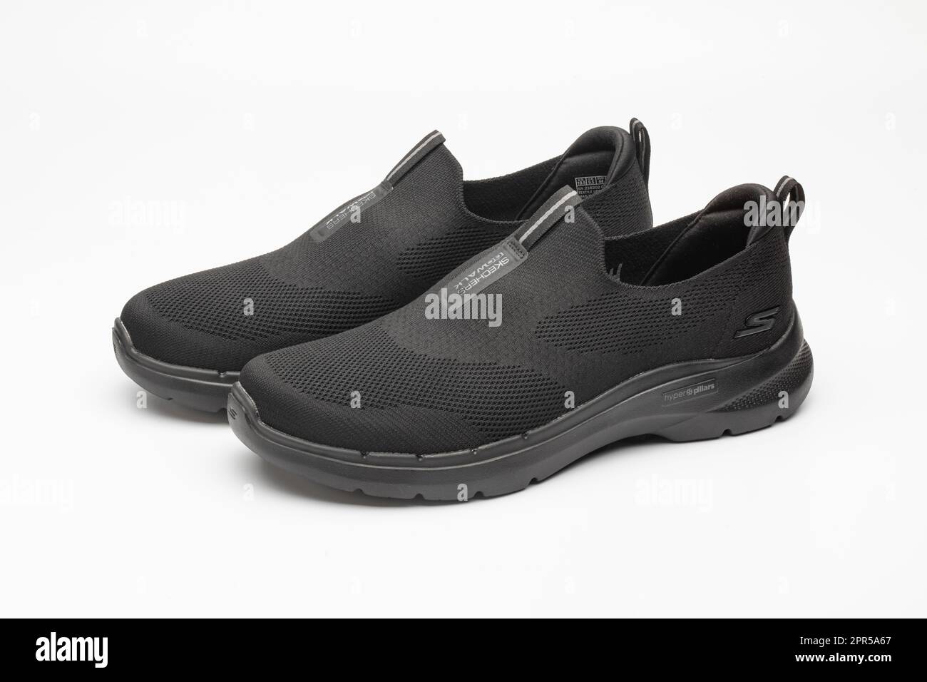 Un paio di scarpe nere Skechers GoWalk Foto Stock