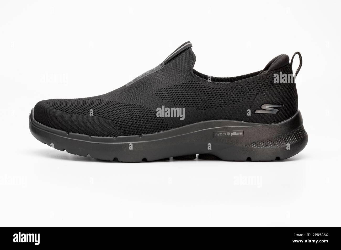 Un profilo di una scarpa nera Skechers GoWalk Foto Stock