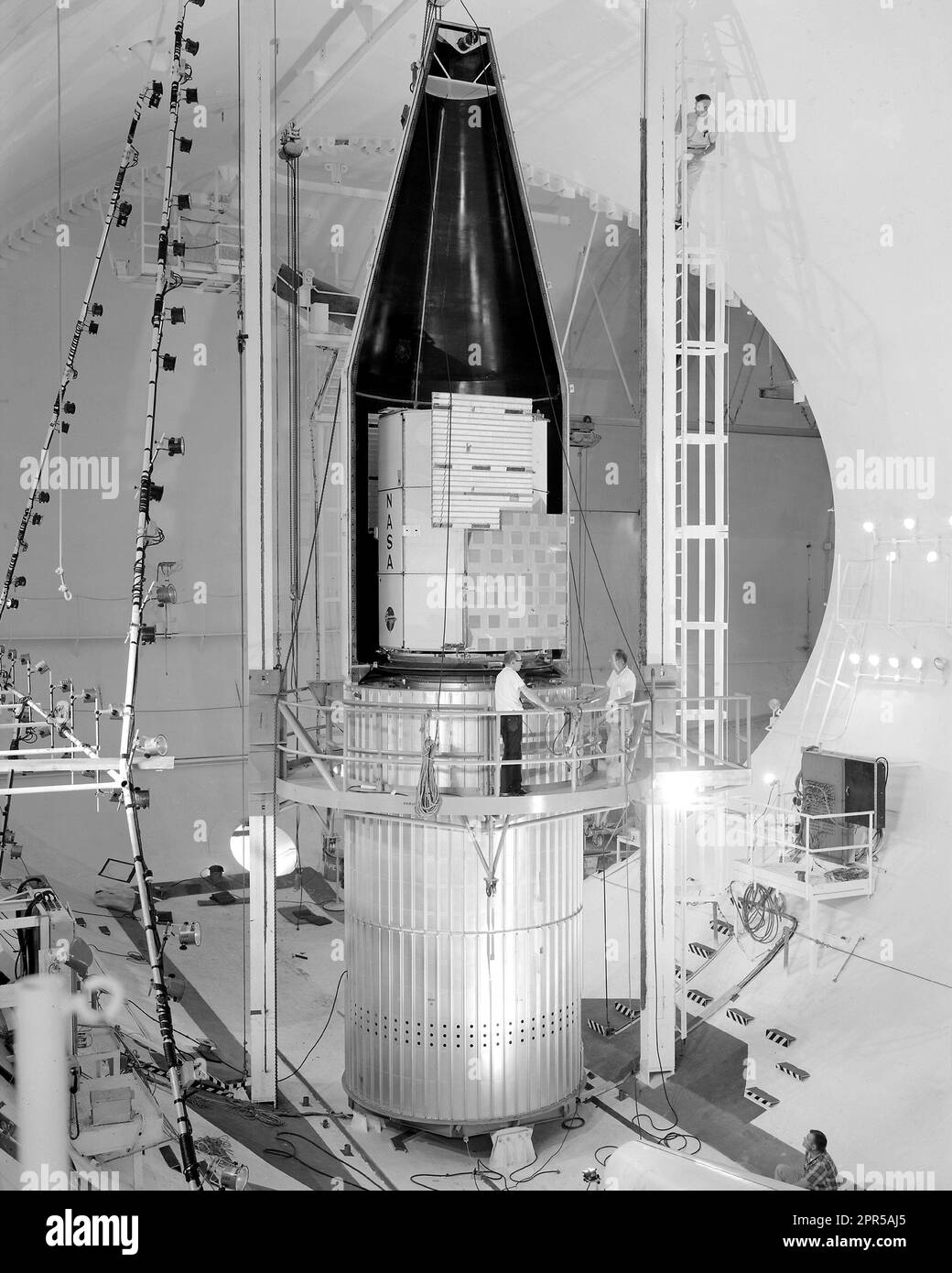 Assemblaggio dell'Osservatorio Astronomico orbitante (OAO) per i test jettison della copertura nella Camera di potere spaziale (SPC) al Lewis Research Center, Cleveland, Ohio. Lewis è ora conosciuto come il John H. Glenn Research Center a Lewis Field. L'SPC era costituito da due serbatoi del vuoto creati nel 1962 all'interno dell'ex tunnel del vento Altitude. I satelliti OAO, lanciati sui razzi Atlas-Centaur e Atlas Angena, sono stati i primi a consentire agli astronomi di vedere l'universo da sopra le Terre oscurando e distorcendo l'atmosfera. Foto Stock
