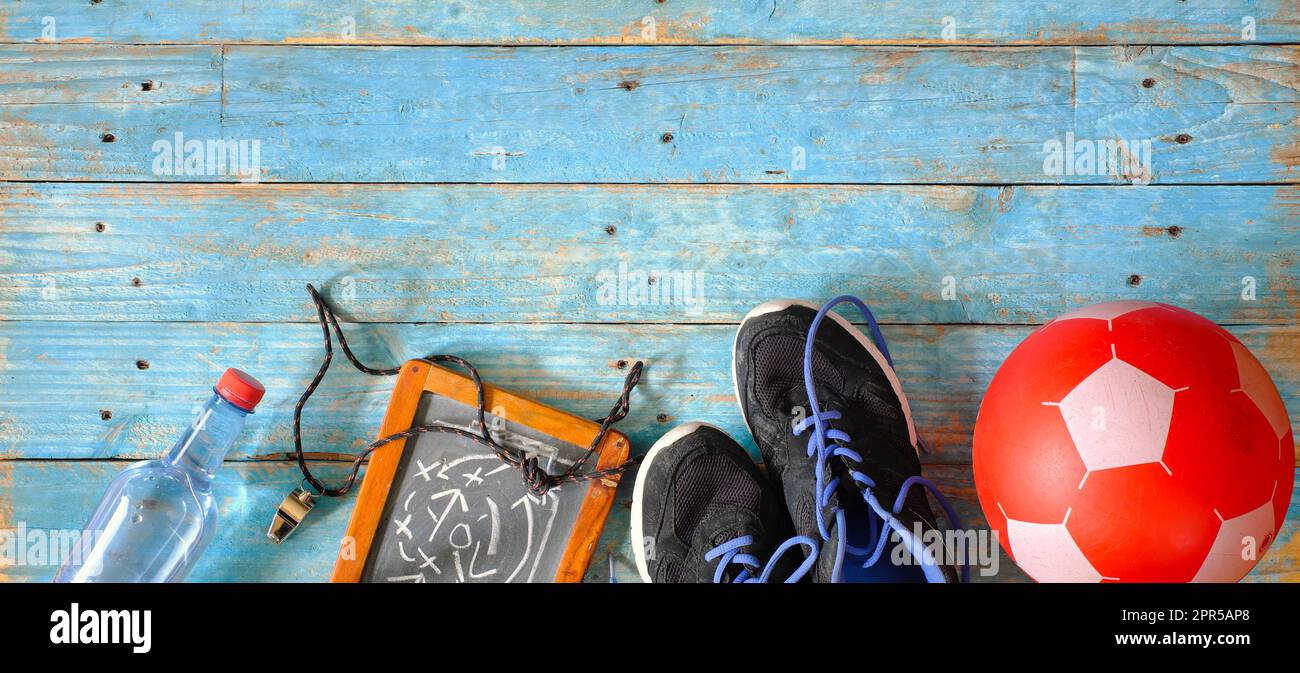 Calcio sportivo o calcistico con palla di plastica, scarpe sportive, accessori Foto Stock