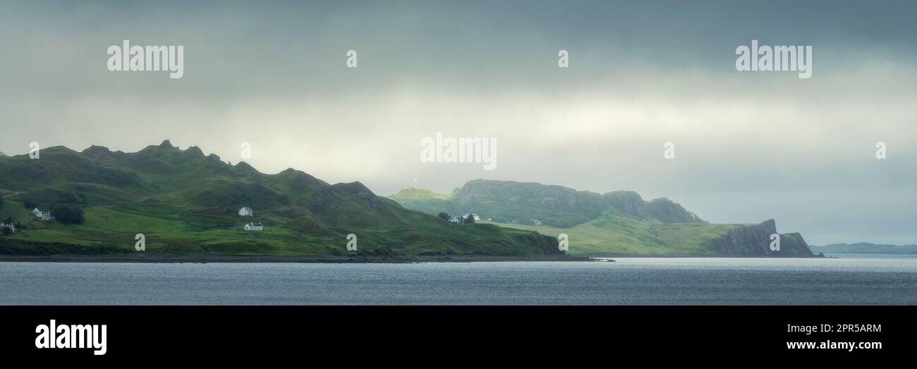 Paesaggio panoramico dell'isola di Skye con nuvole di nebbia, Scozia, Regno Unito Foto Stock
