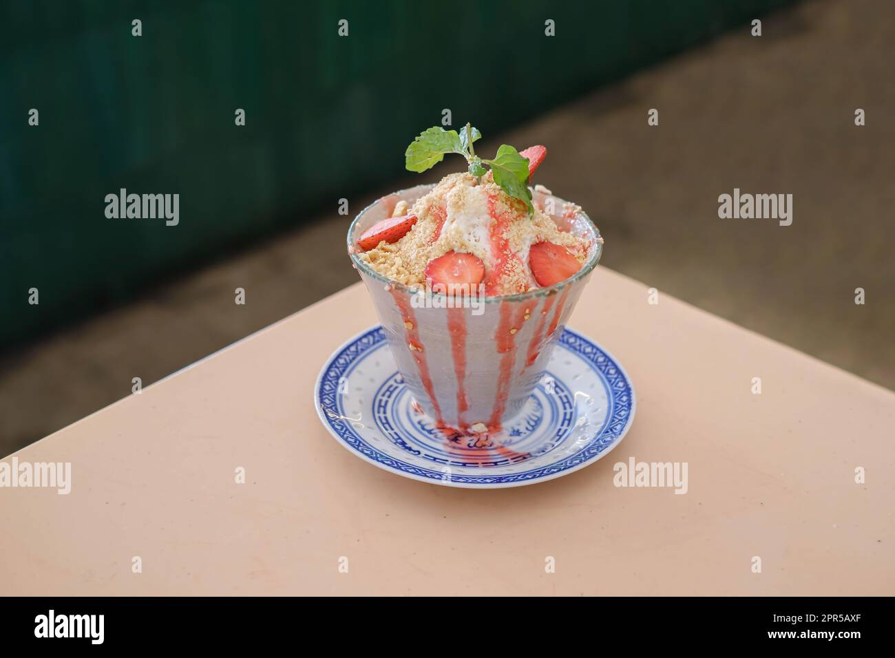 Un bicchiere di fragola Bingsoo o Bingsu con bokeh o sfondo sfocato Foto Stock