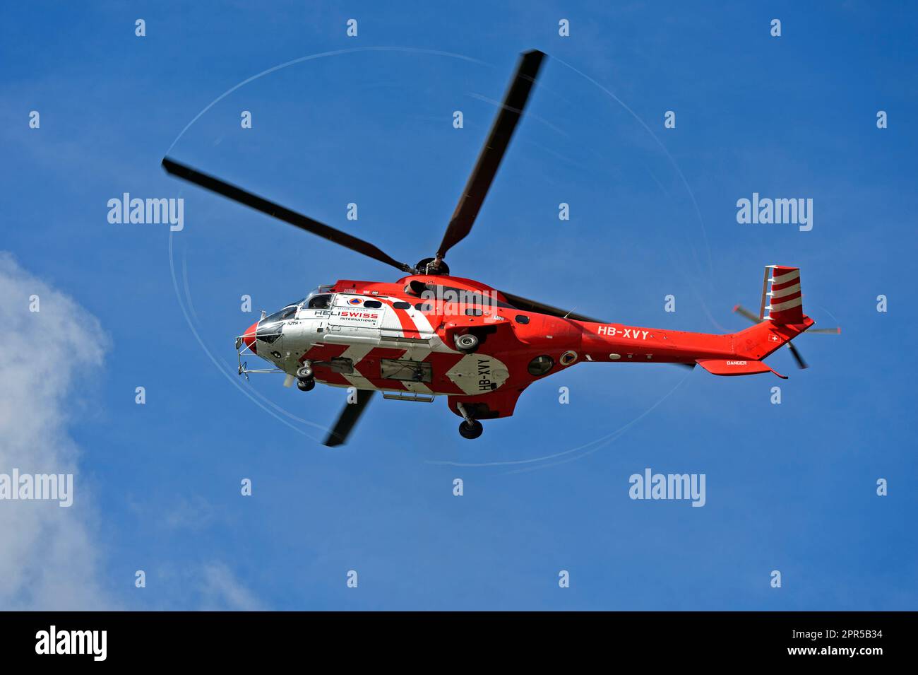 Elicottero da trasporto multiuso AS 332 Super Puma C1 HB-XVY di Heliswiss International AG, Vallese, Svizzera Foto Stock