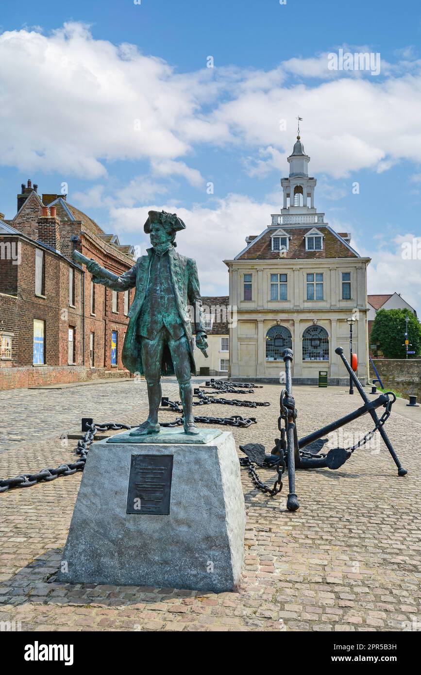 Il capitano George Vancouver statua dal XVII secolo Custom House, Hereford Quay, King's Lynn, Norfolk, Inghilterra, Regno Unito Foto Stock