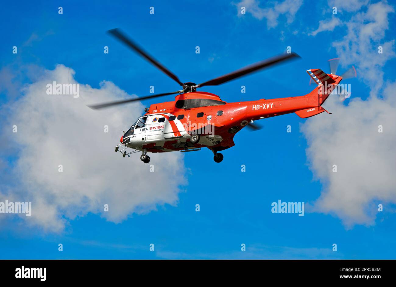 Elicottero da trasporto multiuso AS 332 Super Puma C1 HB-XVY di Heliswiss International AG in volo, Vallese, Svizzera Foto Stock