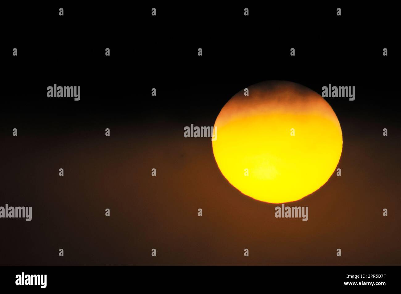 Prendere il sole in un'atmosfera nebulosa con tempo secco, Caithness, Scozia, 2008 luglio Foto Stock
