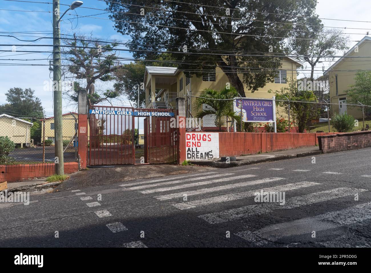 Scuola superiore per ragazze, St. John's è la capitale e la città più grande di Antigua e Barbuda, Caraibi Foto Stock