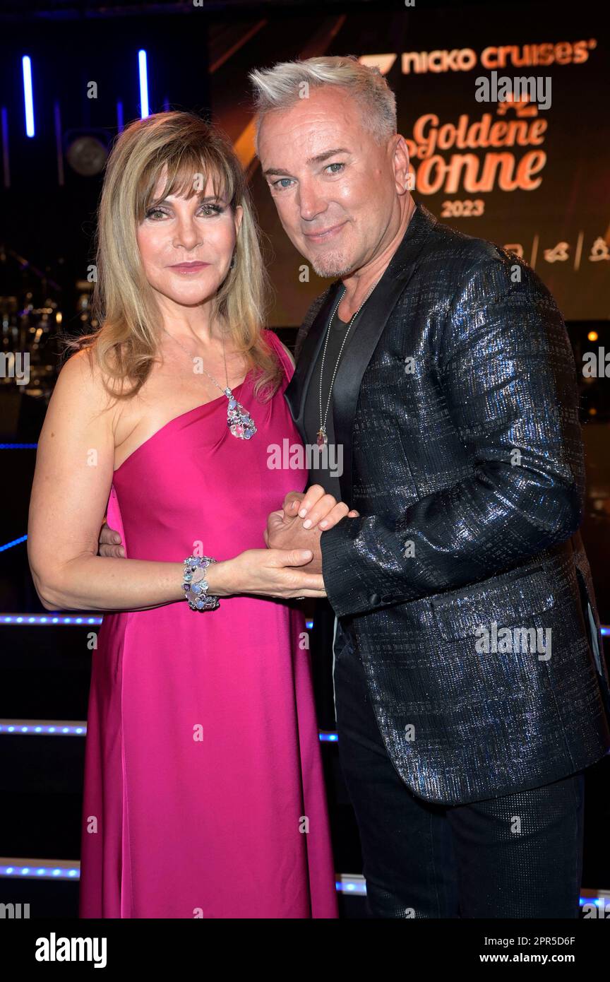 Deborah Sasson und Uwe Kröger bei der Verleihung der Goldenen Sonne 2023 während der Sonnenklar.TV Gala im Wunderland Kalkar. Kalkar, 22.04.2023 Foto Stock