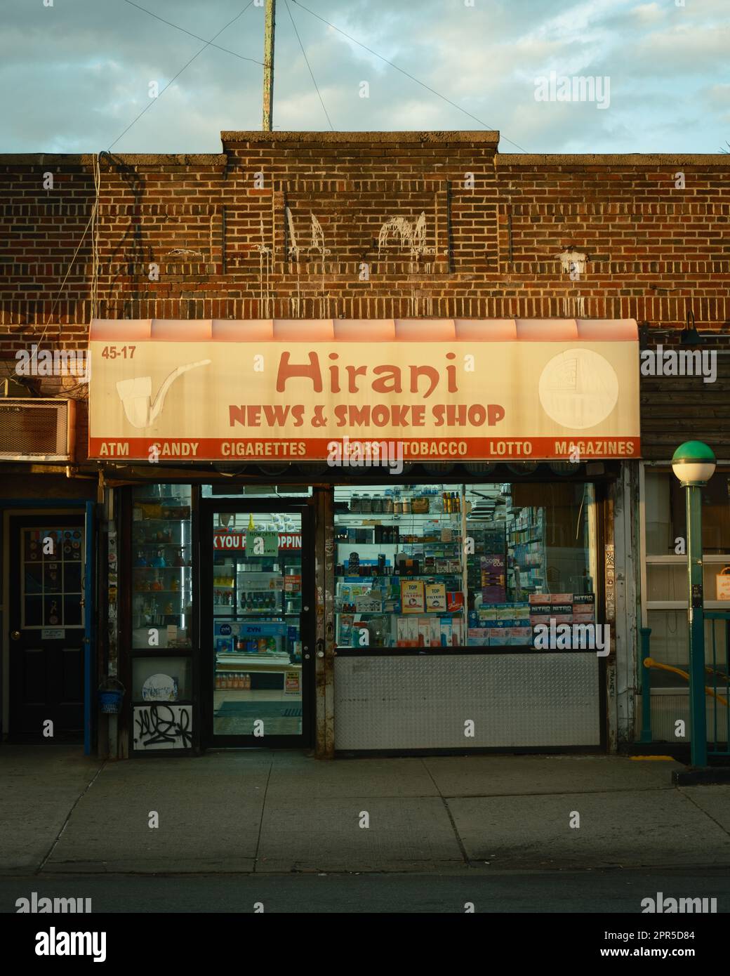 Hirani News e Smoke Shop ad Astoria, Queens, New York Foto Stock
