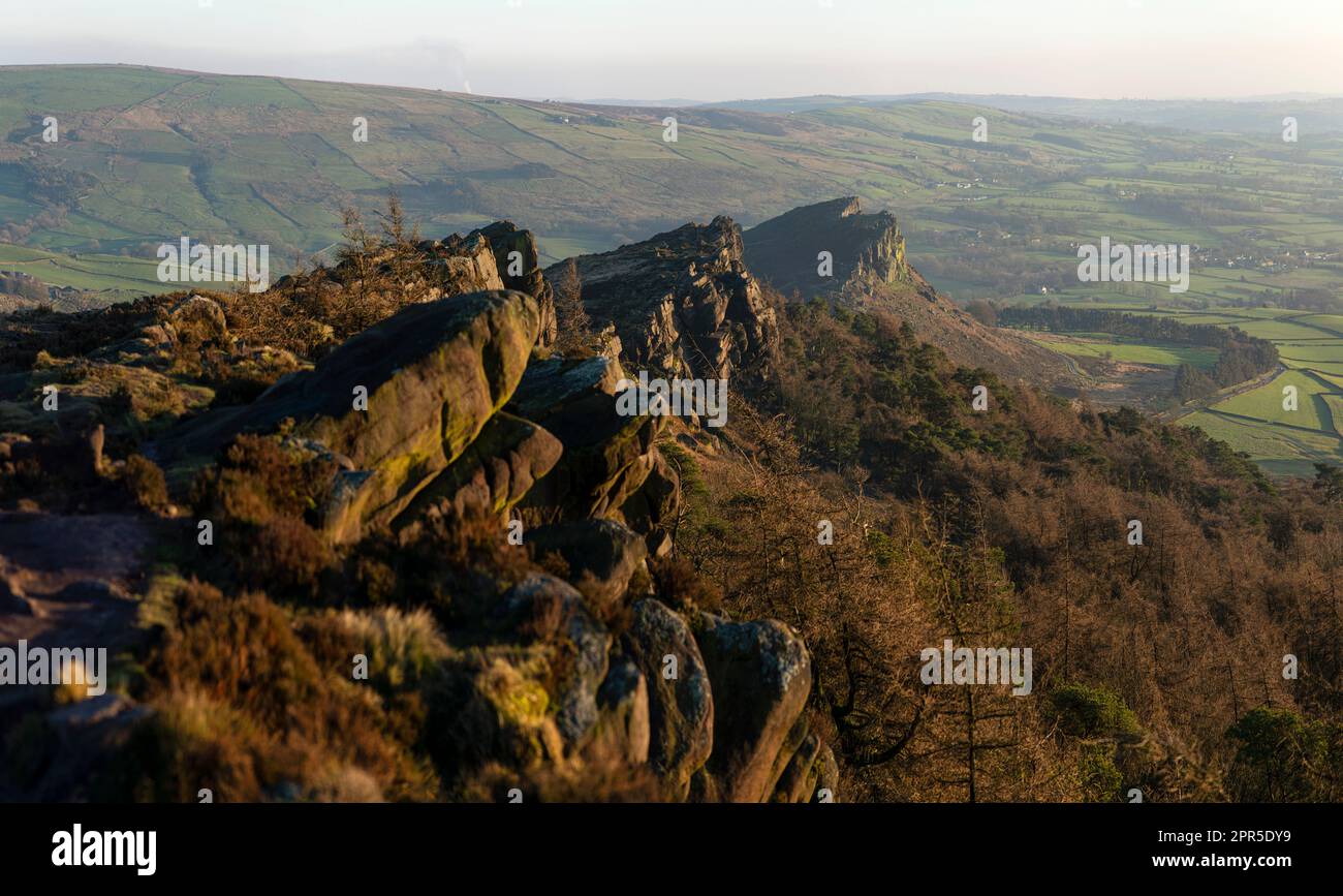 Guardando lungo le formazioni rocciose dei Roaches verso Hen Cloud. Splendida geologia nello Staffordshire Peak District, nella campagna inglese. Foto Stock